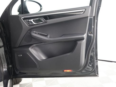 Certified 2026 Porsche Macan AWD/4WD image 23