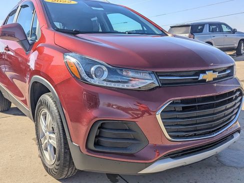 Used 2022 Chevrolet Trax LT w/ LT Convenience Package image 12