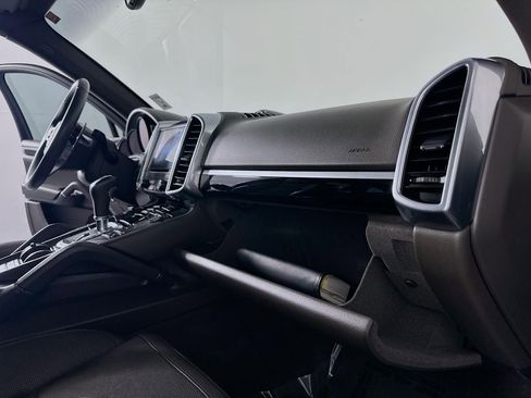 Used 2017 Porsche Cayenne Platinum Edition image 40