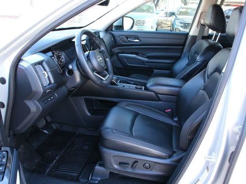 Used 2023 Nissan Pathfinder SL w/ Black Appearance Package image 10