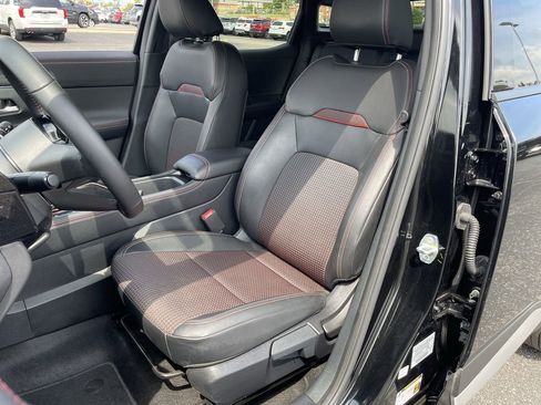 Used 2025 Nissan Kicks SR AWD/4WD image 18