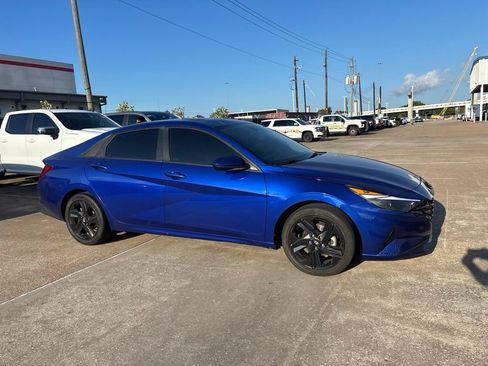 Used 2023 Hyundai Elantra SEL w/ Convenience Package FWD image 4