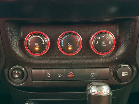 Used 2016 Jeep Wrangler Unlimited Rubicon w/ Connectivity Group AWD/4WD image 27