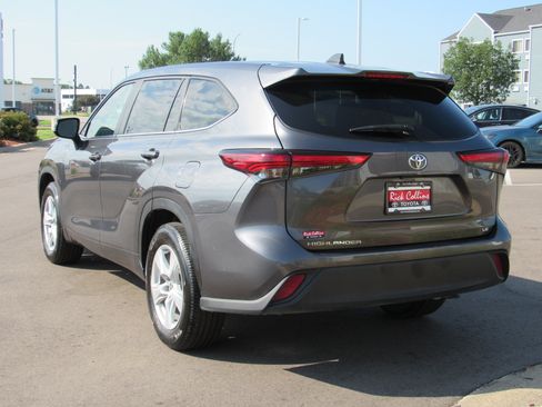 Used 2023 Toyota Highlander LE FWD image 8