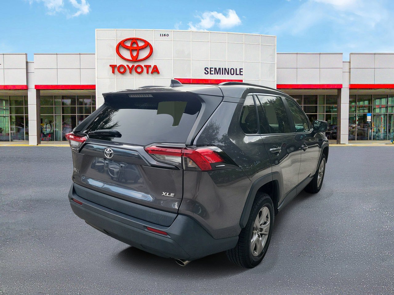 Used 2022 Toyota RAV4 XLE w/ Convenience Package FWD image 3