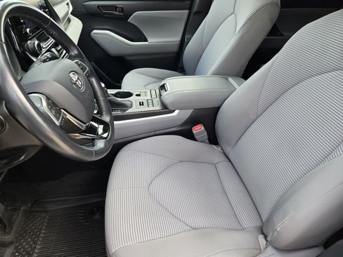 Used 2020 Toyota Highlander LE AWD/4WD image 9