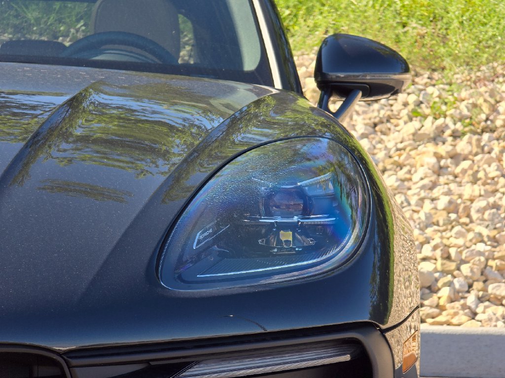 Certified 2026 Porsche Macan AWD/4WD image 11