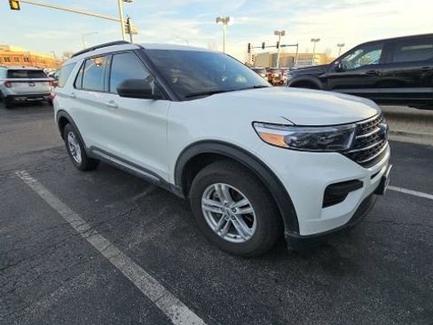 Used 2021 Ford Explorer XLT image 2