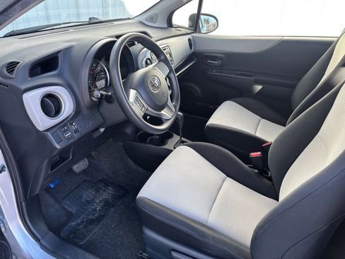 Used 2014 Toyota Yaris L image 11