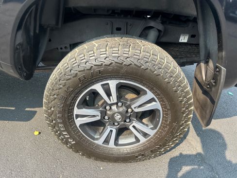 Used 2019 Toyota Tacoma SR5 AWD/4WD image 25