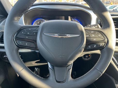 Used 2025 Chrysler Pacifica Limited image 31