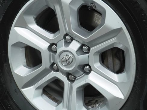 Used 2018 Toyota 4Runner SR5 Premium AWD/4WD image 10