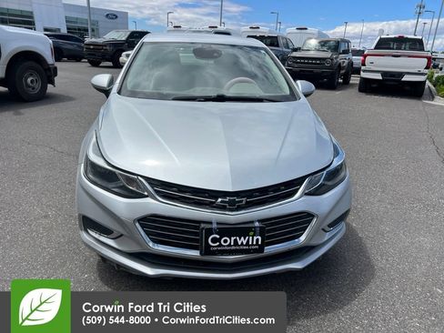 Used 2018 Chevrolet Cruze Premier w/ Enhanced Convenience Package FWD image 27