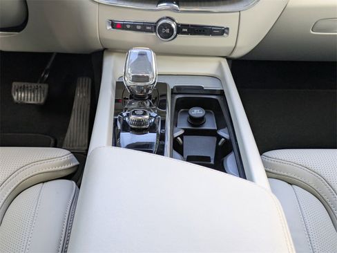 Certified 2023 Volvo XC60 B5 Ultimate w/ Protection Package Premier image 23