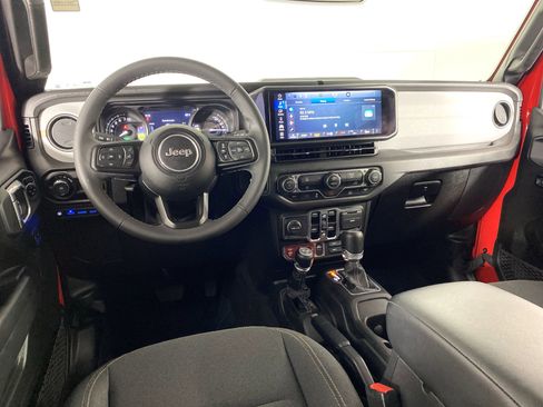 Used 2025 Jeep Wrangler Willys image 17