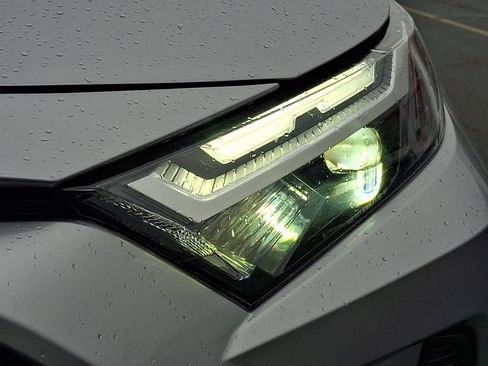 Used 2025 Toyota RAV4 LE AWD/4WD image 9