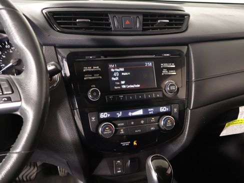 Used 2017 Nissan Rogue SV FWD image 5