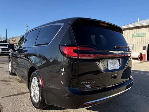 Used 2023 Chrysler Pacifica Touring-L image 7