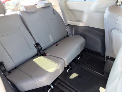 Used 2023 Toyota Sienna Limited image 15