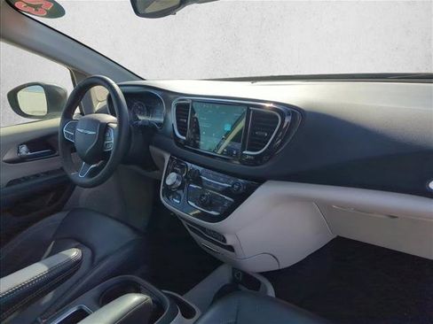 Used 2023 Chrysler Pacifica Touring-L FWD image 23