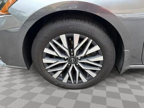 Used 2024 Nissan Altima 2.5 SV AWD/4WD image 14