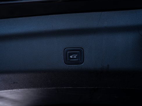 Used 2022 Cadillac Escalade Premium Luxury image 61