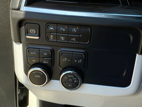 Used 2025 Chevrolet Tahoe Premier AWD/4WD image 25