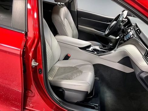 Used 2020 Toyota Camry SE w/ Blackout Package image 26