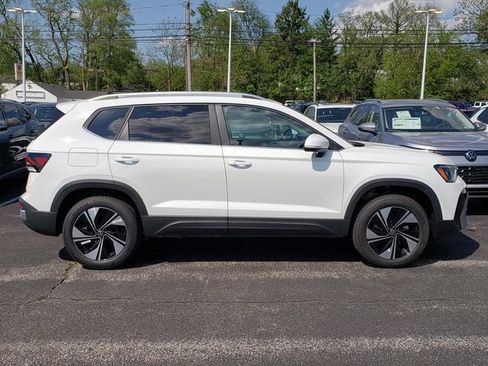 New 2026 Volkswagen Taos SE AWD/4WD image 2