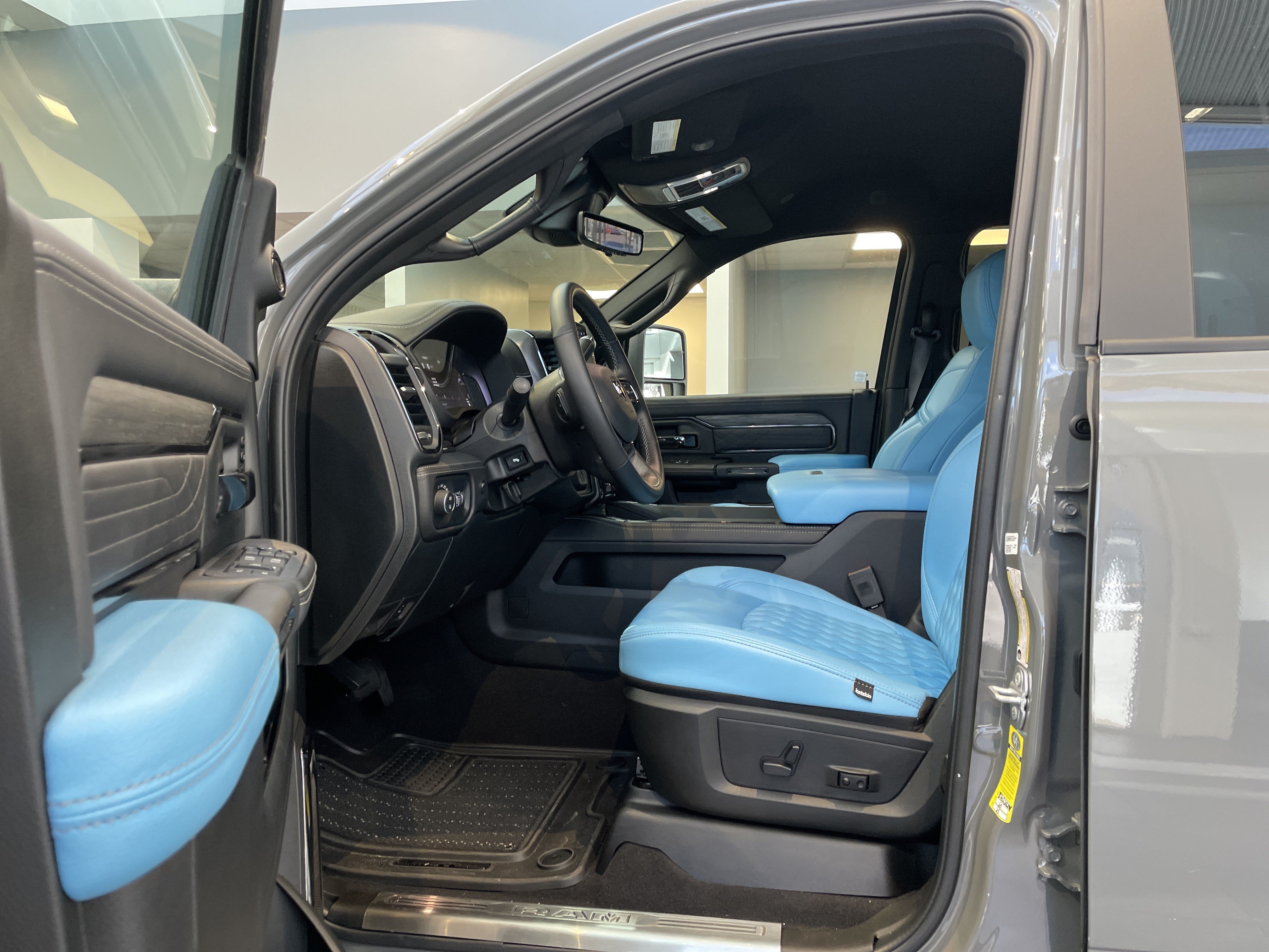 Used 2026 RAM 2500 Limited AWD/4WD image 18