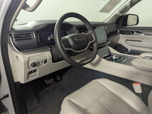 Used 2024 Jeep Wagoneer L Series II image 5