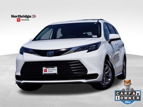 Used 2025 Toyota Sienna LE FWD image 1
