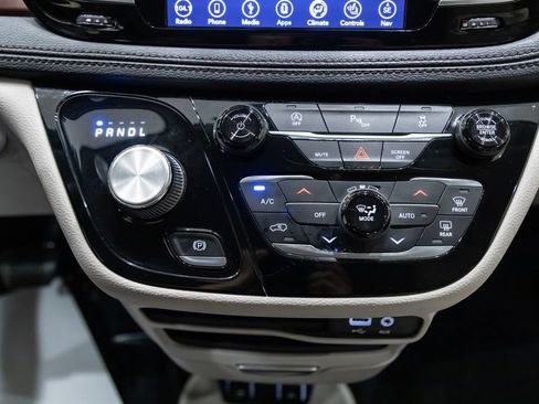 Used 2019 Chrysler Pacifica Limited FWD image 19