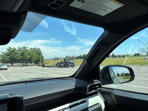 Used 2024 Toyota Tacoma TRD Off-Road image 33