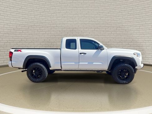 Used 2022 Toyota Tacoma SR w/ SX Package AWD/4WD image 4