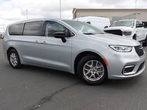 Used 2024 Chrysler Pacifica Touring-L image 5