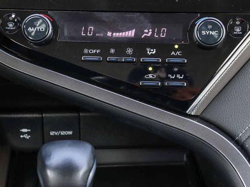 Used 2018 Toyota Camry SE FWD image 14