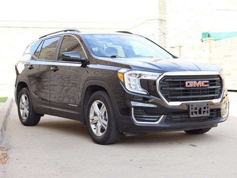 Used 2022 GMC Terrain SLE w/ Driver Convenience Package FWD image 2