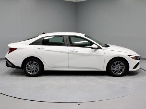 Used 2024 Hyundai Elantra SEL FWD image 12
