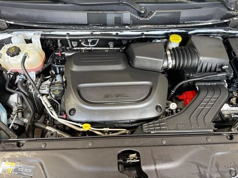 Used 2025 Chrysler Pacifica Limited FWD image 32