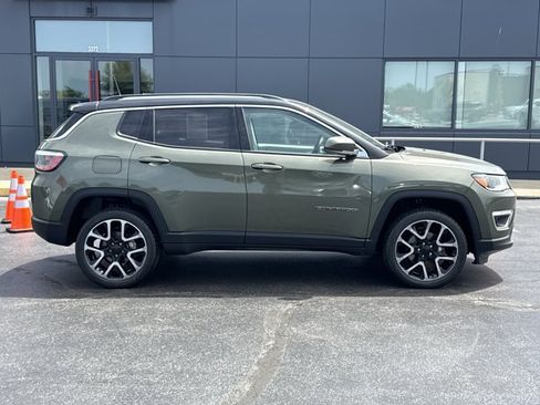 Used 2017 Jeep Compass Limited AWD/4WD image 2