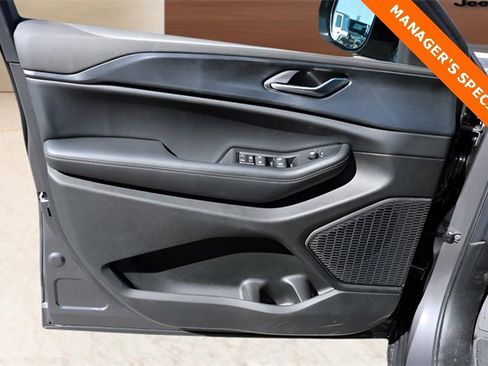 New 2025 Jeep Grand Cherokee Altitude image 9