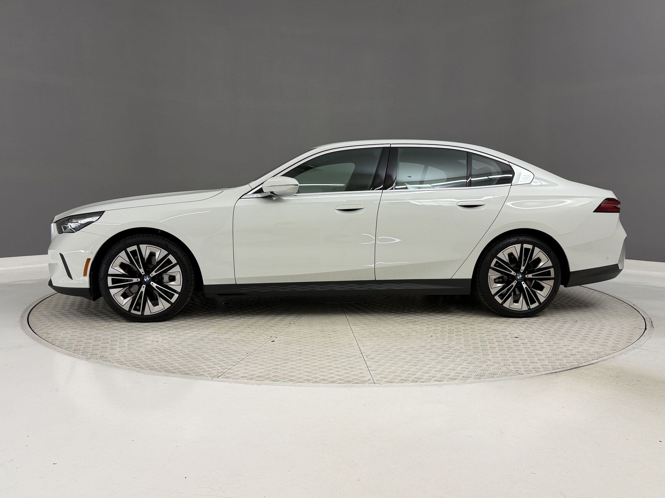Used 2026 BMW 530i RWD image 2