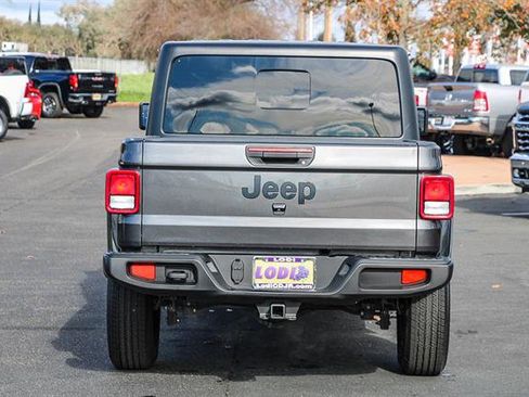 Used 2023 Jeep Gladiator Sport image 3