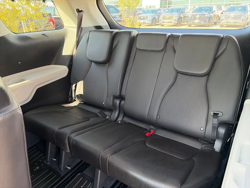 Used 2024 Kia Carnival EX FWD image 23
