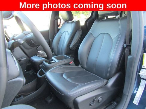 Used 2025 Chrysler Pacifica Select FWD image 11