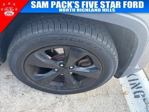 Used 2018 Jeep Cherokee Latitude w/ Altitude Package FWD image 4