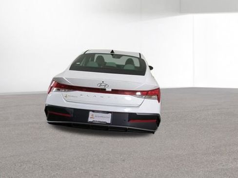Used 2024 Hyundai Elantra Limited image 9