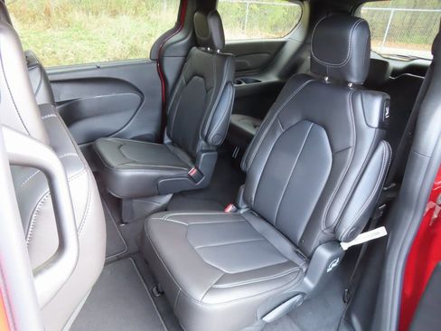 New 2026 Chrysler Pacifica Select AWD/4WD image 22