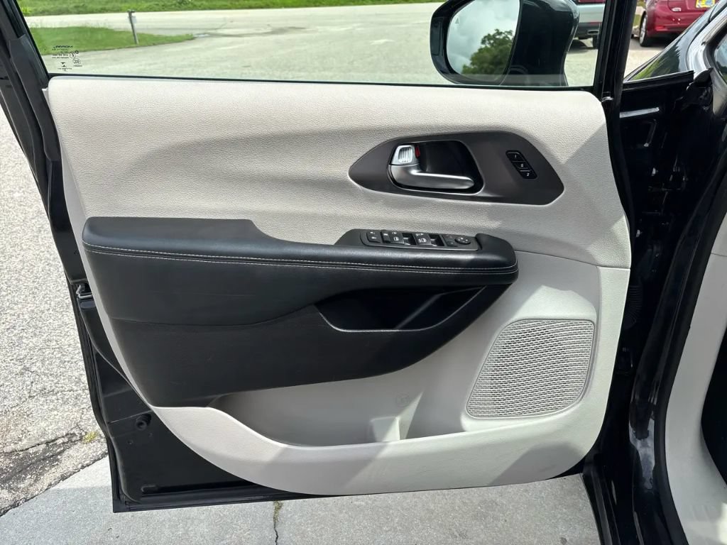 Used 2022 Chrysler Pacifica Touring-L FWD image 19